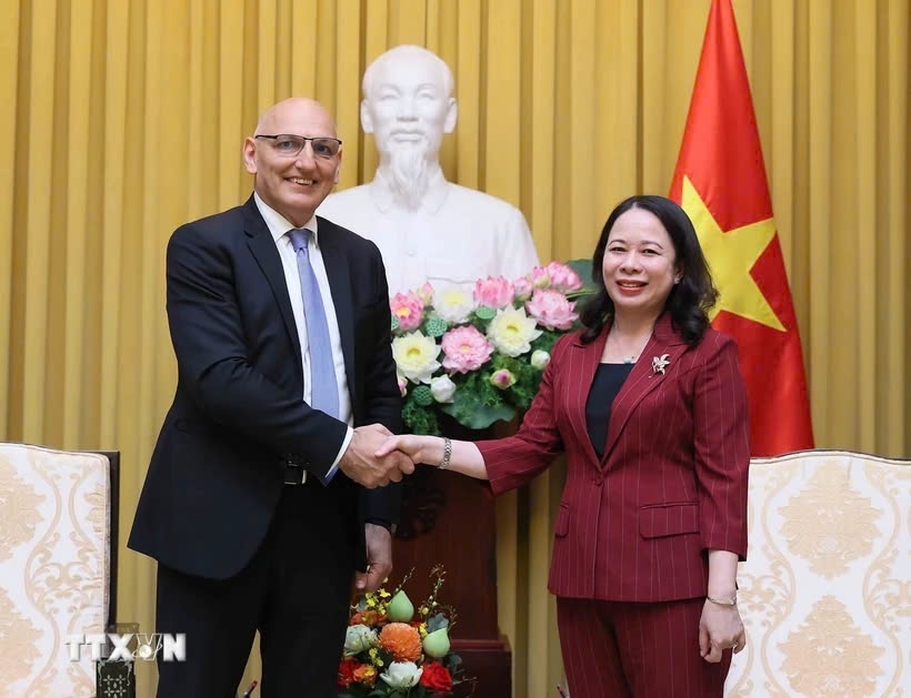 Vice President Vo Thi Anh Xuan (R) receives Elchin Amirbayov, special envoy of the Azerbaijan President, in Hanoi on August 23. (Photo: VNA)