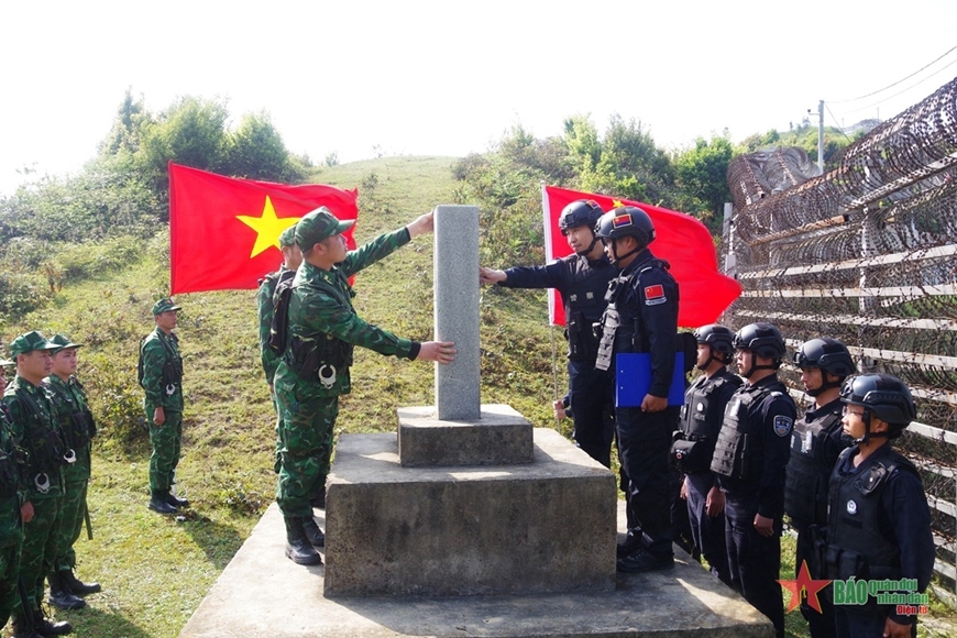 Border guards of Vietnam and China conduct a joint patrol along the common border. (Photo: PANO)