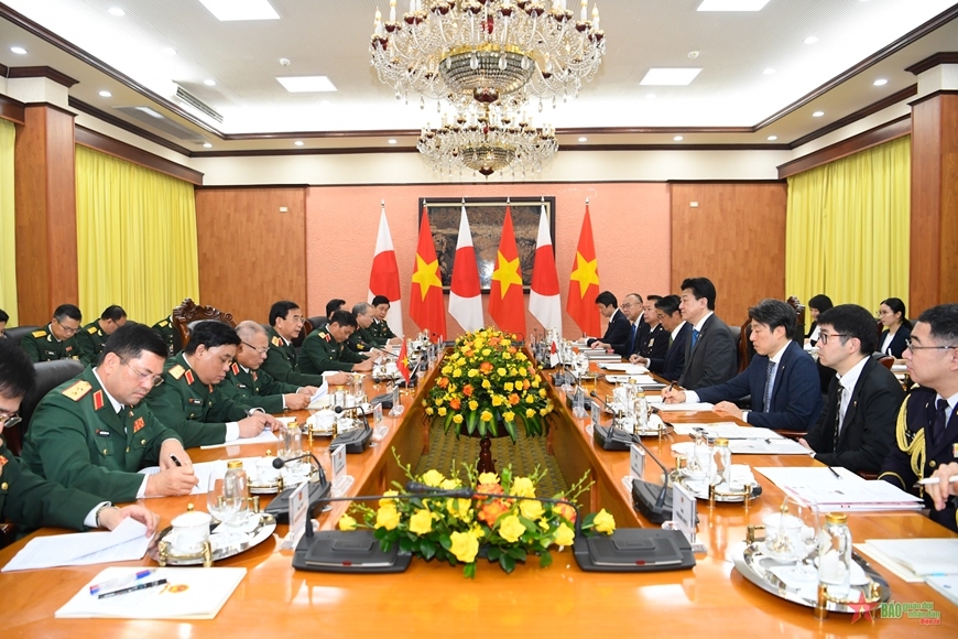 General Phan Van Giang, Minister of Defense of Vietnam, holds talks with his Japanese counterpart Kihara Minoru in Hanoi on August 6. (Photo: PANO)