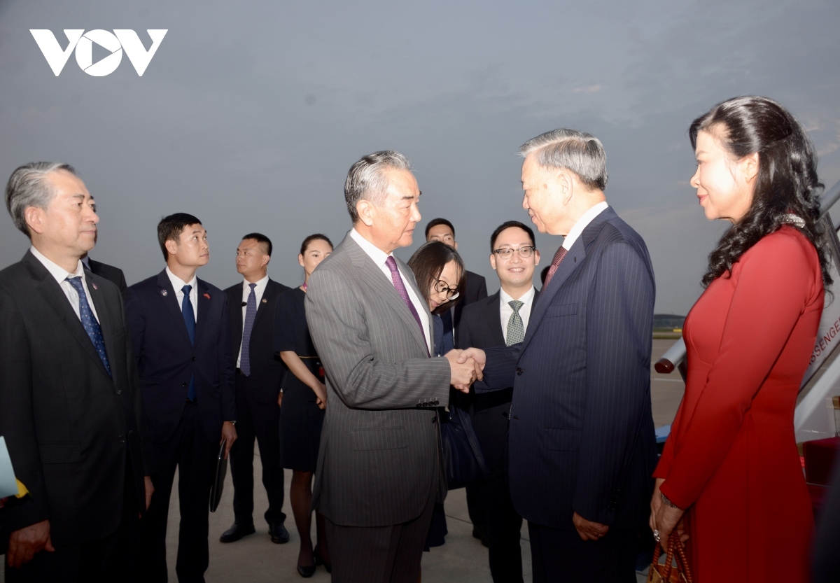 Politburo member and Foreign Minister Wang Yi of China welcomes Vietnamese Party General Secretary and President To Lam at Beijing Capital International Airport on August 18