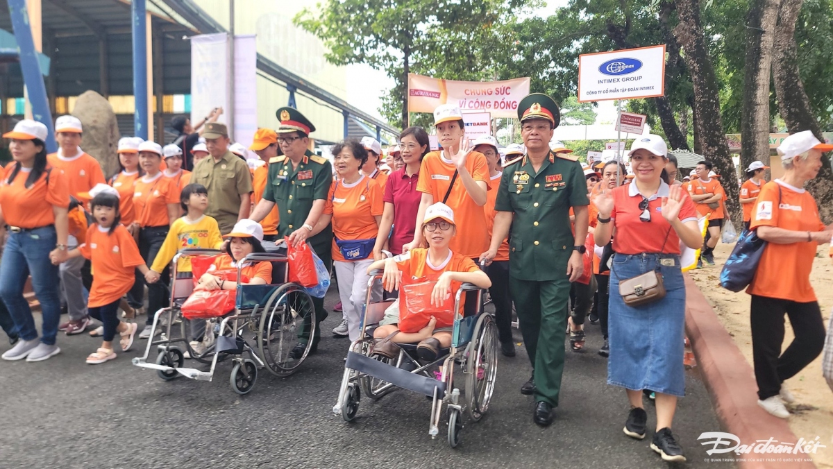 More than 5,000 join a charity walk in HCM City on August 4 in support of dioxin victims. (Photo: daidoanket.vn)