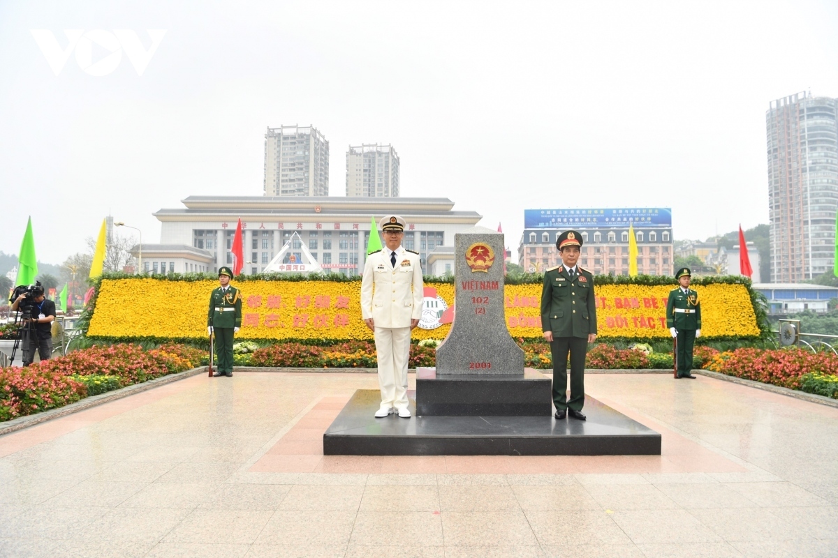 Minister of National Defence General Phan Van Giang (R) and his Chinese counterpart Senior Lieutenant General Dong Jun pose for a photo at landmark 102 (2) in the 8th Vietnam - China Border Defence Friendship Exchange.