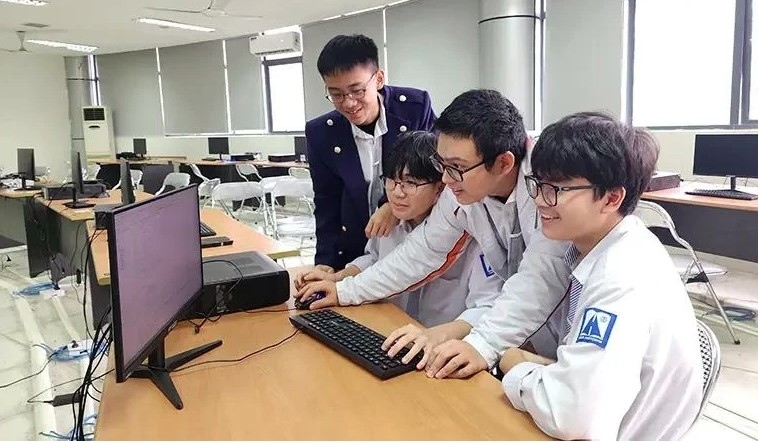 Digital technologies have been used in a class of the Hanoi - Amsterdam High School for the Gifted. (Photo: nhandan.vn)