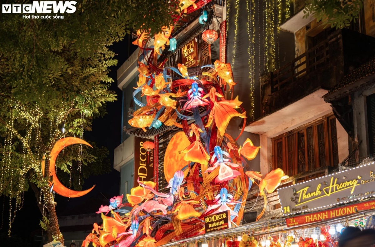 The shop owner shares that he has spent around VND300 million to prepare special carp-shaped lanterns for decoration.