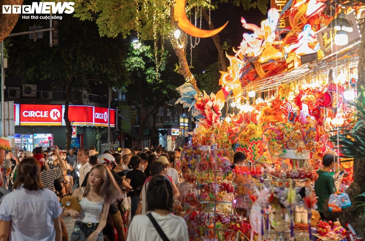 When visiting Hang Ma street these days, anyone can take in the busy atmosphere amid people buying and selling goods.