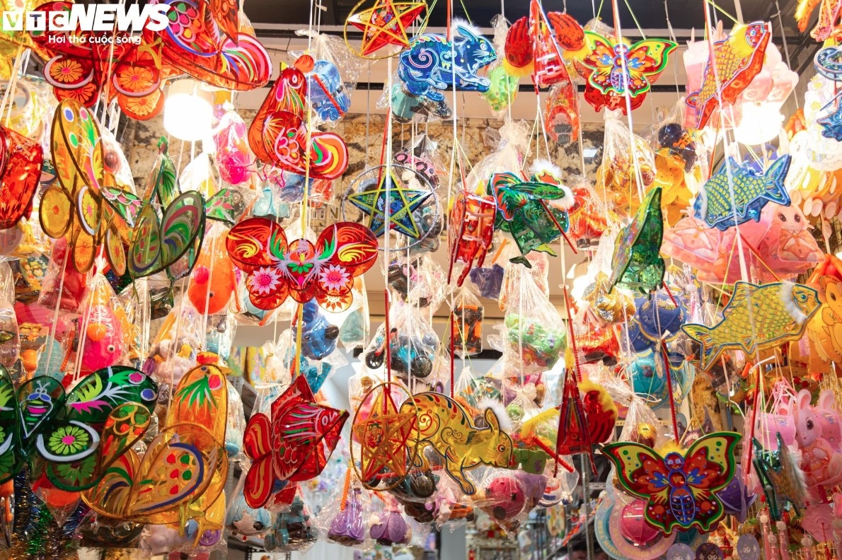 Most of the toys here are lanterns which are among the favourite items of many consumers.