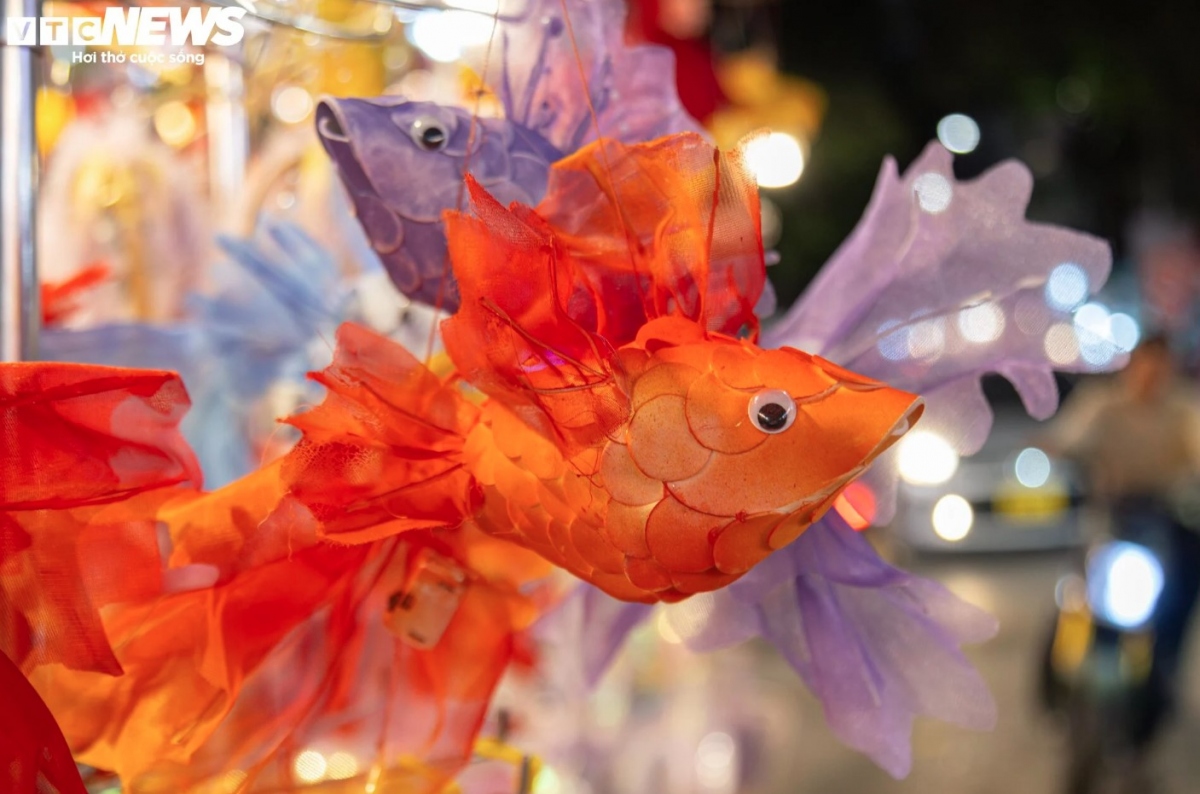 Carp-shaped lanterns cost around VND60,000 to VND300,000 each.