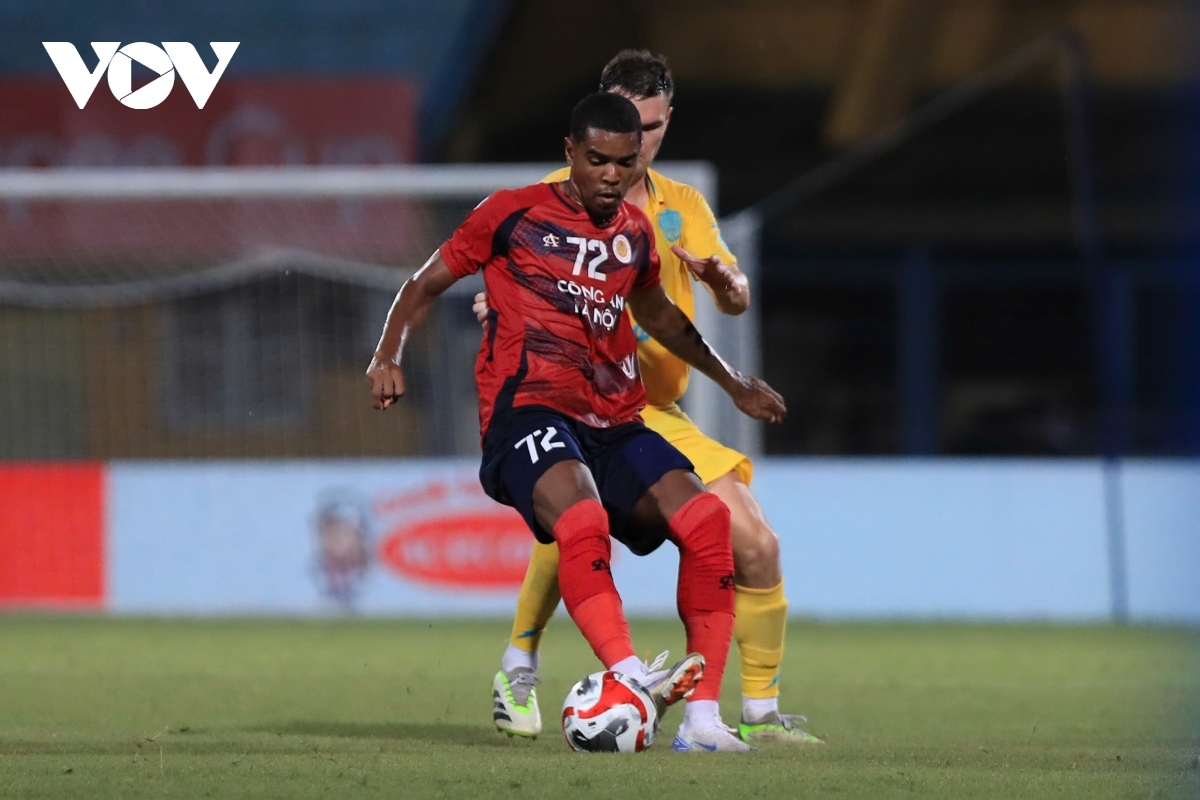 Fighting for the ball between a Hanoi Police player and a Buriram United player at Hang Day Stadium in Hanoi on August 22 evening