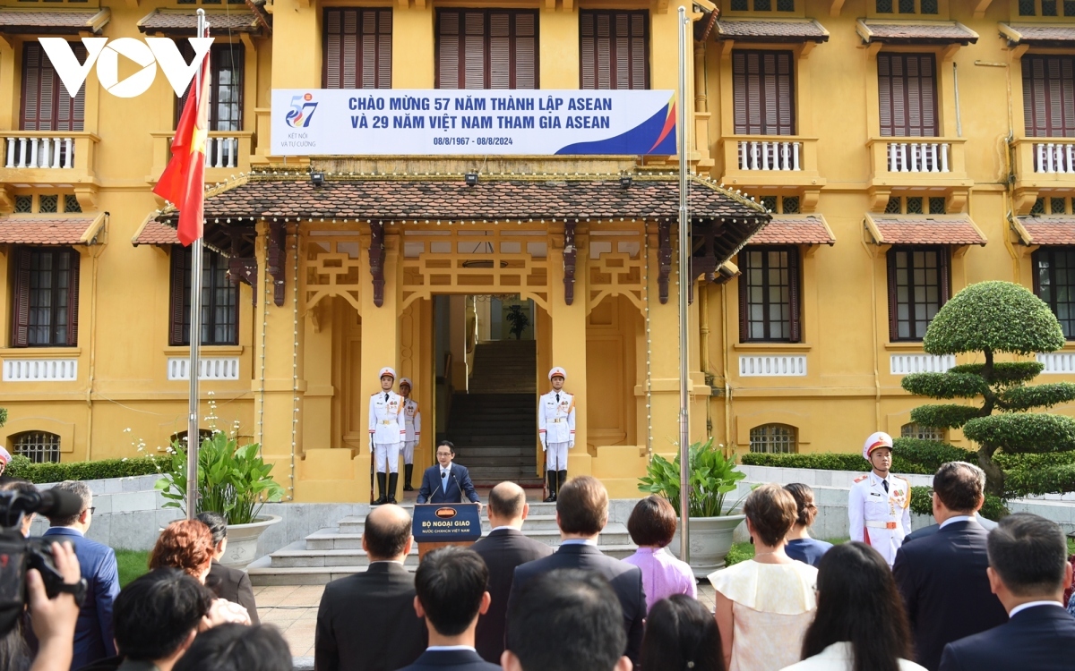 Deputy Foreign Minister Do Hung Viet presides over the event.