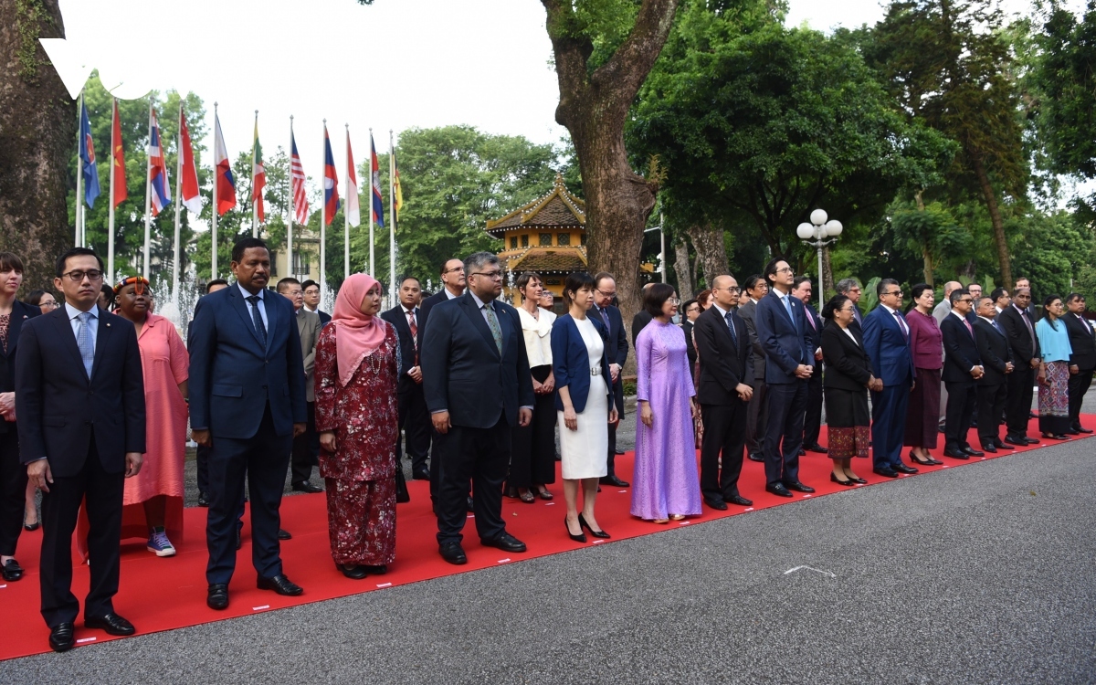 Held at the Ministry of Foreign Affairs (MoFA)’ headquarters in downtown Hanoi, the ceremony is attended by Deputy Minister of Foreign Affairs Do Hung Viet, high-ranking Vietnamese officials, along with representatives of ASEAN member states and the regional bloc’s partner countries.