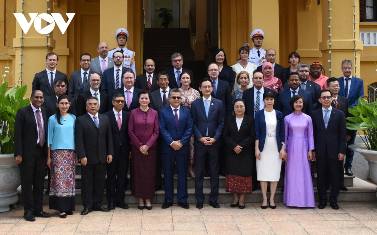 Those in attendance at the ceremony, including ambassadors and representatives of ASEAN embassies and ASEAN partners in Hanoi, come together to pose for a group photo.