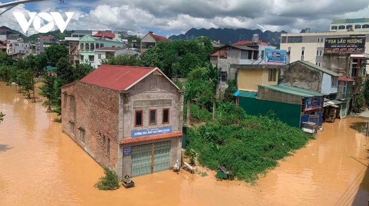 Heavy rains submerge hundreds of houses