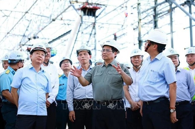 Prime Minister Pham Minh Chinh examines the construction of Terminal T3 of Tan Son Nhat International Airport in Ho Chi Minh City on August 10.