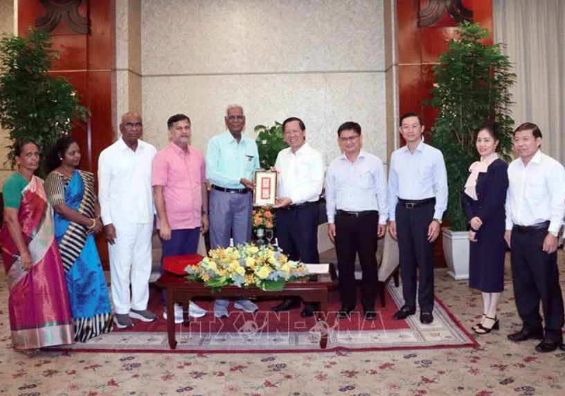Vice Secretary of the Party Committee and Chairman of the People’s Committee of Ho Chi Minh City Phan Van Mai (fifth from right) and General Secretary of the Communist Party of India Doraisamy Raja exchange gifts