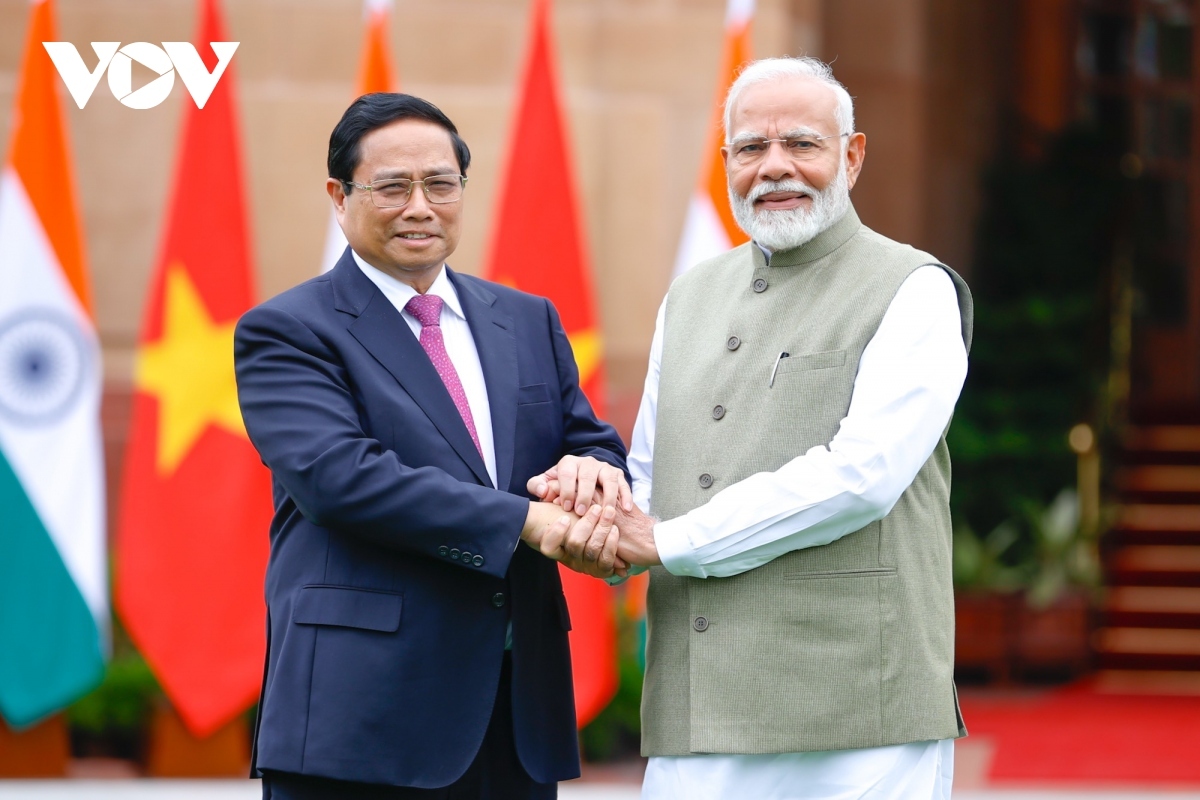 Prime Minister Pham Minh Chinh  (L )and his Indian counterpart Narendra Modi