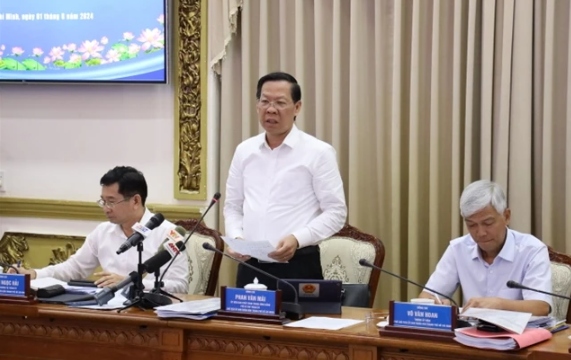 Phan Van Mai (standing), chairman of the municipal People’s Committee