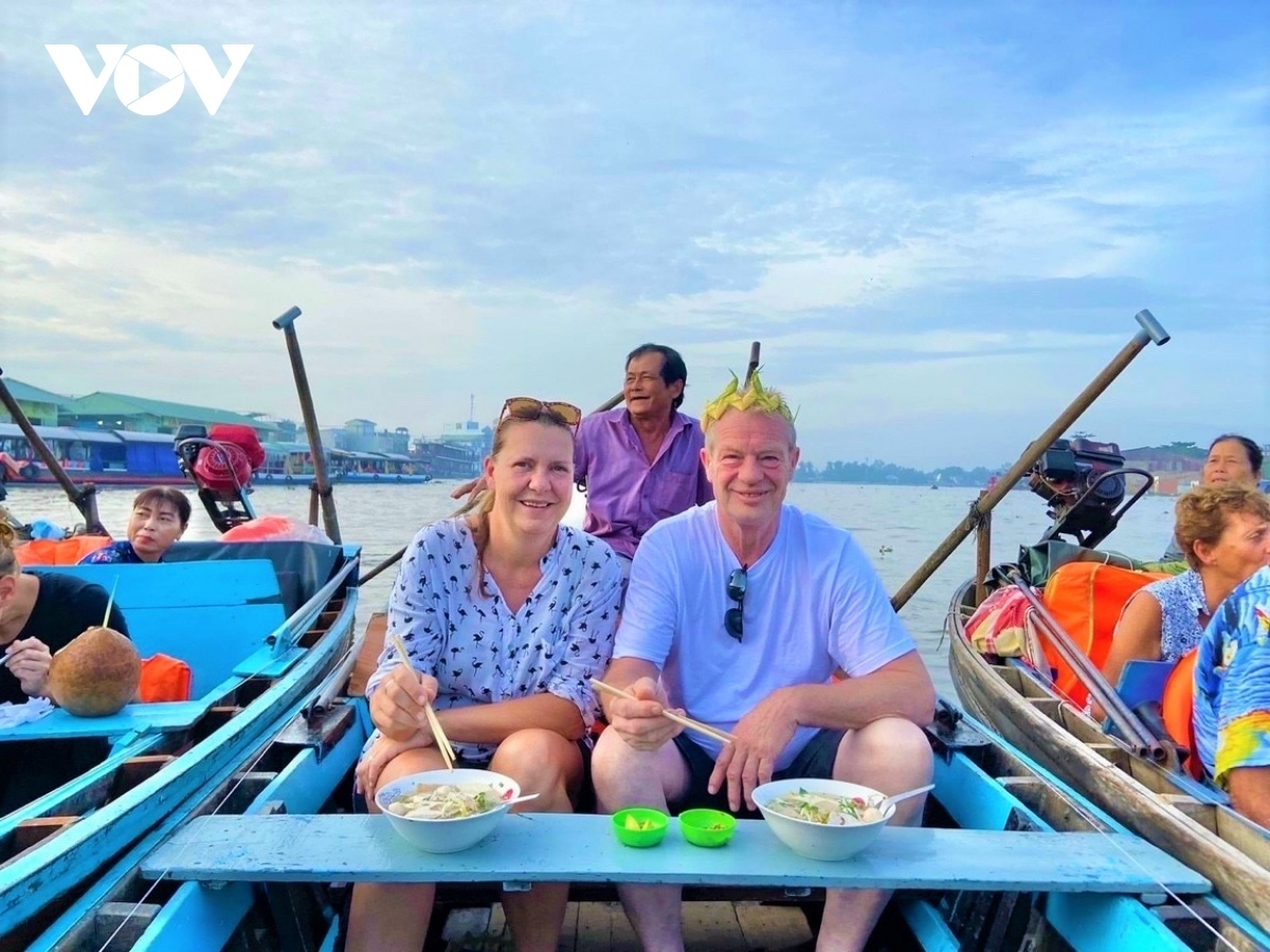 Foreign visitors enjoy traditional food on Cai Rang Floating Market