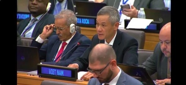 Nguyen Minh Vu (middle), Assistant to the Minister of Foreign Affairs of Vietnam addresses the meeting