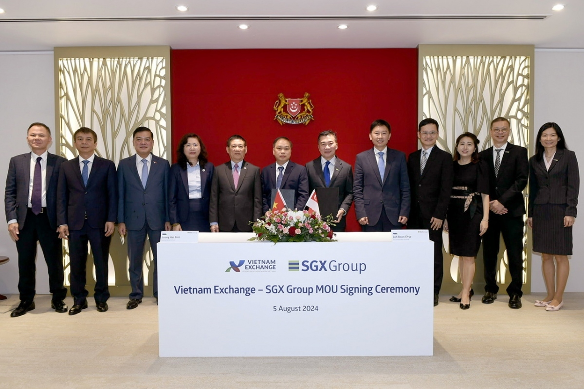 At the signing ceremony of the MoU between between the Vietnam Stock Exchange (VNS) and the Singapore Exchange (SGX)