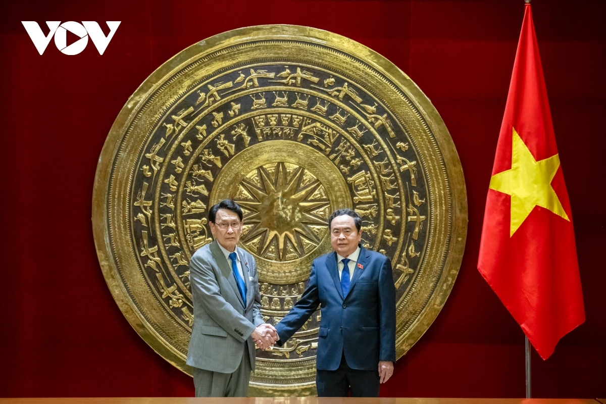  NA Chairman Tran Thanh Man (R) welcomes Tokai Kisaburo, chairperson of the Policy Research Council, Liberal Democratic Party (LDP), and Member of the House Representative of Japan