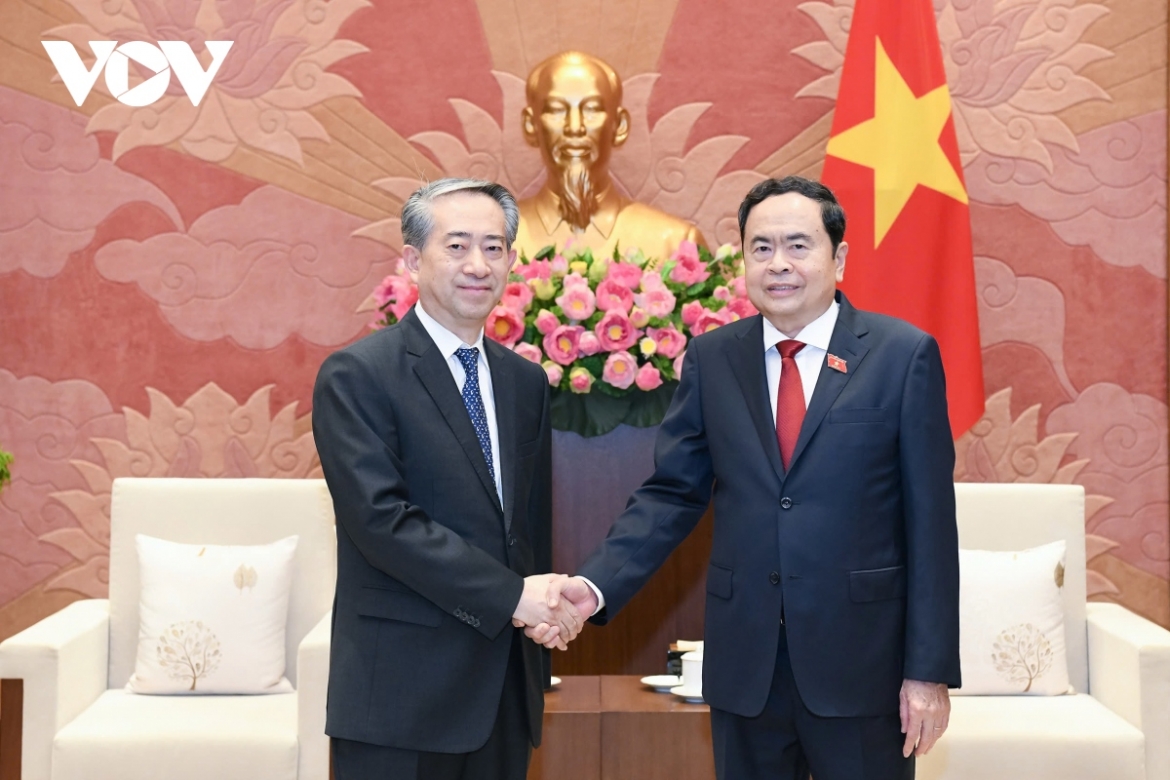 NA Chairman Tran Thanh Man  (R) receives Chinese Ambassador to Vietnam Xiong Bo