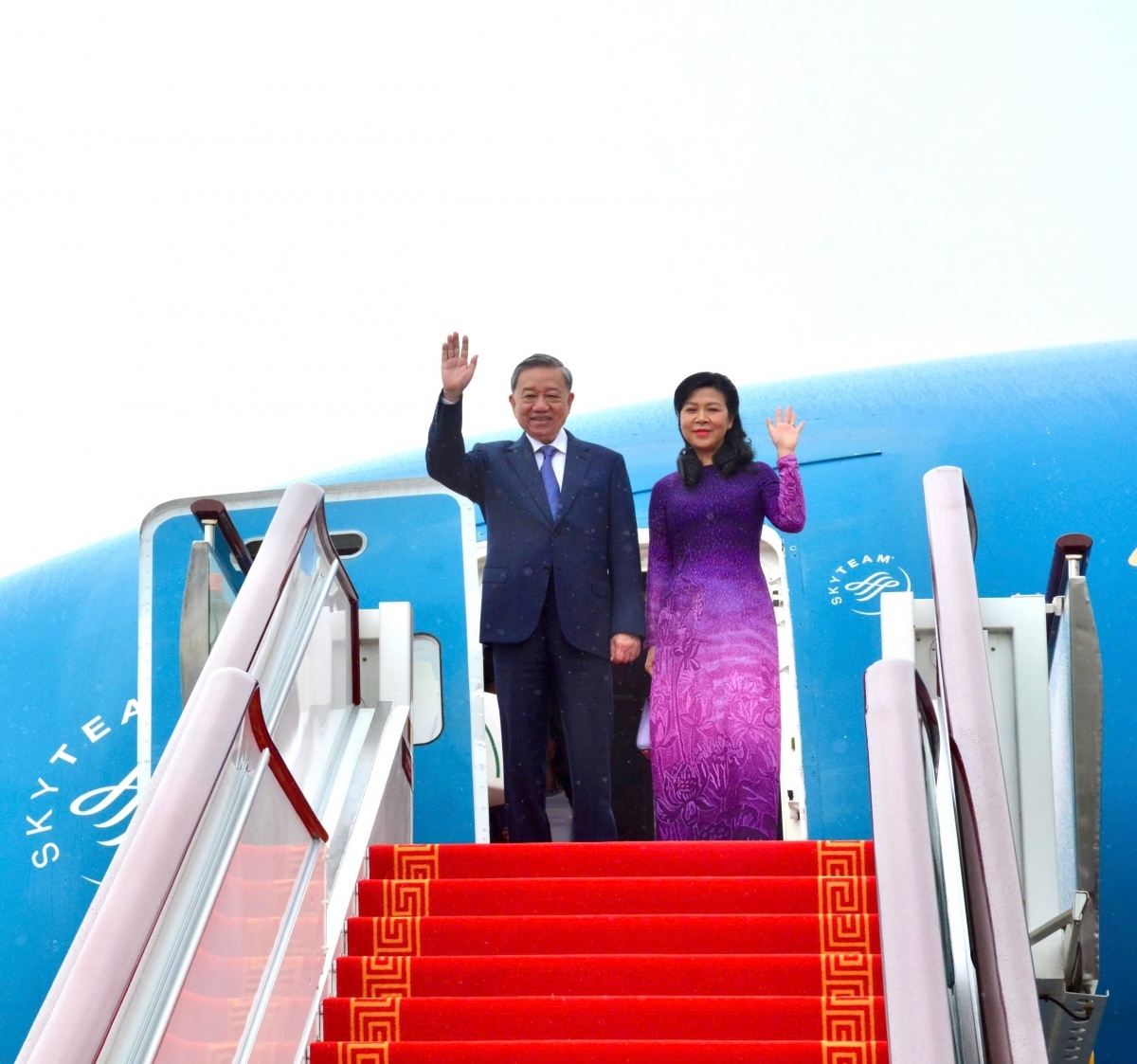 Party General Secretary and President To Lam and his spouse embark on the aircraft at Noi Bai International Airport on August 18, beginning a State visit to China at the invitation of Chinese Party General Secretary and President Xi Jinping and his spouse.