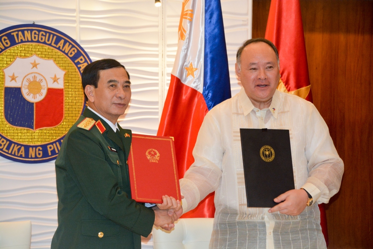 Minister of National Defence General Phan Van Giang and his Philippine counterpart Gilberto Teodoro. (Photo: VNA)