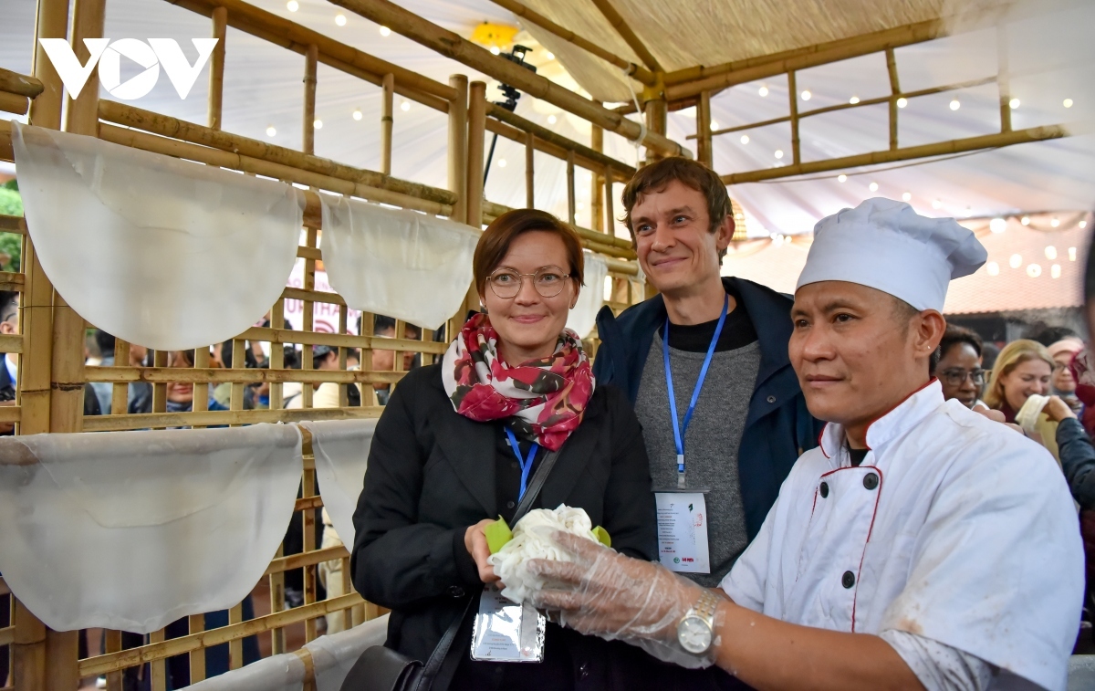 Foreigners visit Van Cu village which has a long-standing tradition of making fresh noodle in Nam Dinh province.