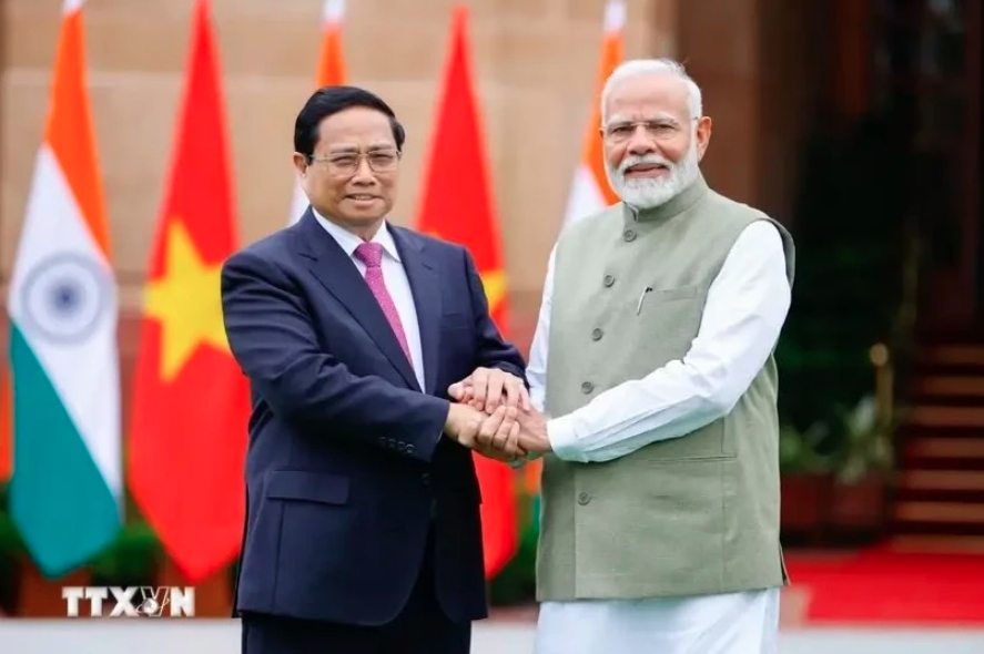 Prime Minister Pham Minh Chinh (L) and Indian Prime Minister Narendra Modi