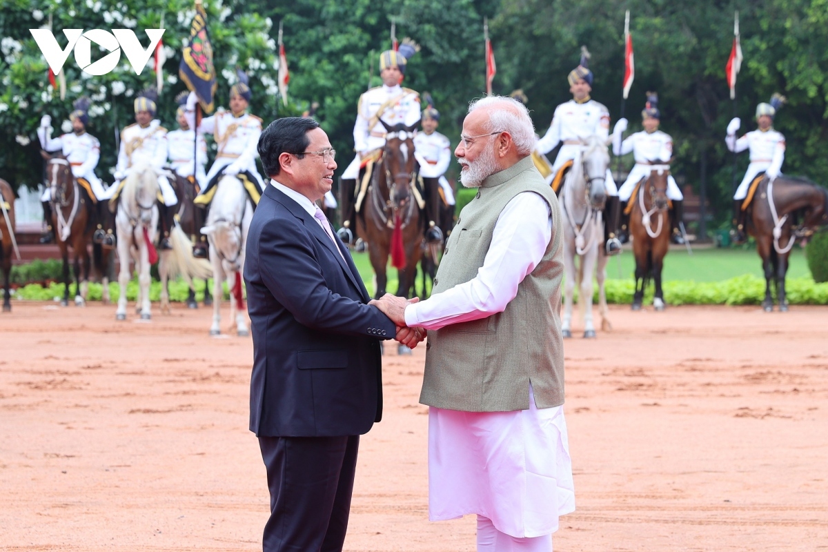 Prime Minister Pham Minh Chinh and his delegation touch down at Palam military airport in New Delhi on the evening of July 30 (local time), beginning a three-day state visit to India following the invitation of Indian Prime Minister Narendra Modi.