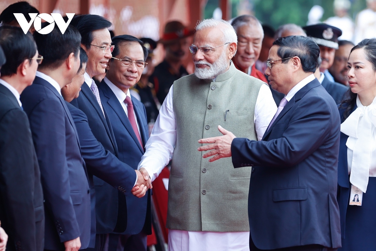 PM Chinh introduces members of Vietnamese high-ranking delegation to the Indian Government leader.