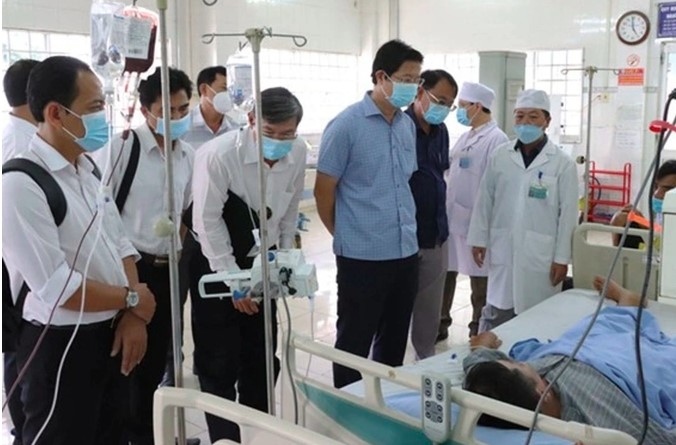 Leaders of the Dong Thap provincial People's Committee visit food poisoning patients 