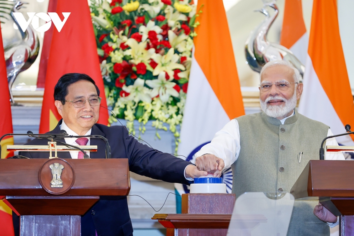 Prime Minister Pham Minh Chinh (L) and his Indian counterpart Narendra Modi at the joint press briefing 