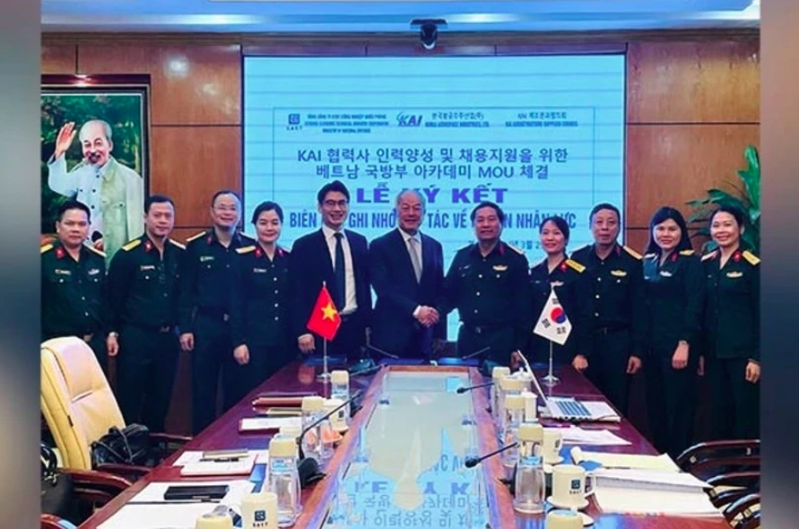 Representatives of the Korea Aerospace Industries Ltd (KAI) and GAET, a public enterprise under the Vietnamese Ministry of National Defence, sign an MoU. (Photo: Yonhap)