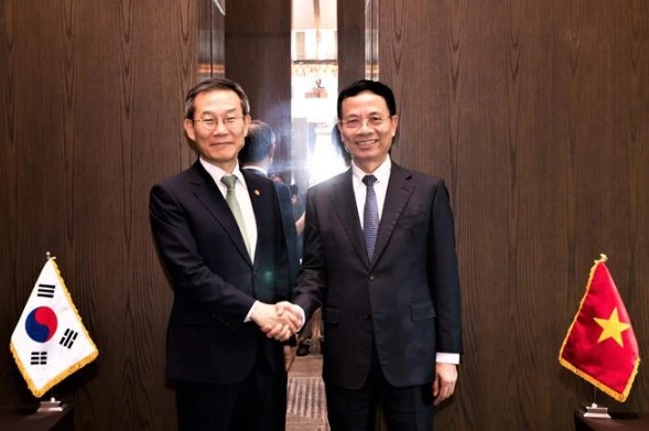 Minister of Information and Communications Nguyen Manh Hung and Korean Minister of Science and ICT Lee Jong-ho