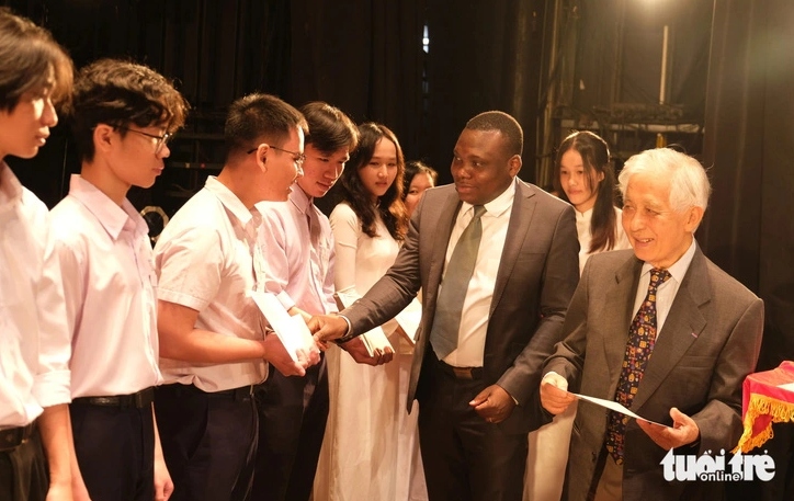 At the awards ceremony (Photo: tuoitre.vn)