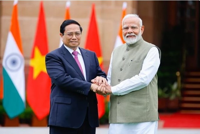 Prime Minister Pham Minh Chinh (L) and Prime Minister Narendra Modi