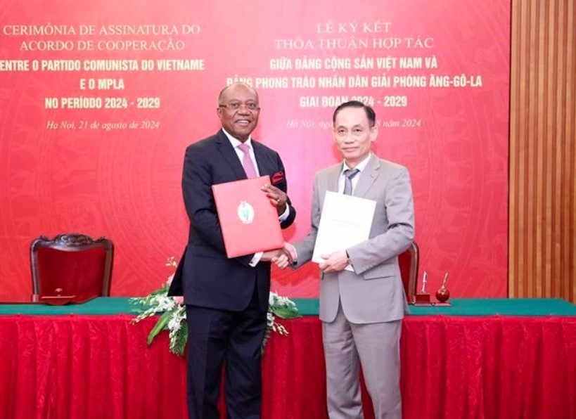 Secretary of the CPV Central Committee and Chairman of its Commission for External Relations Le Hoai Trung (R) and Politburo member and the secretary in charge of the MPLA's foreign affairs Manuel Domigos Augusto. (Photo: VNA)