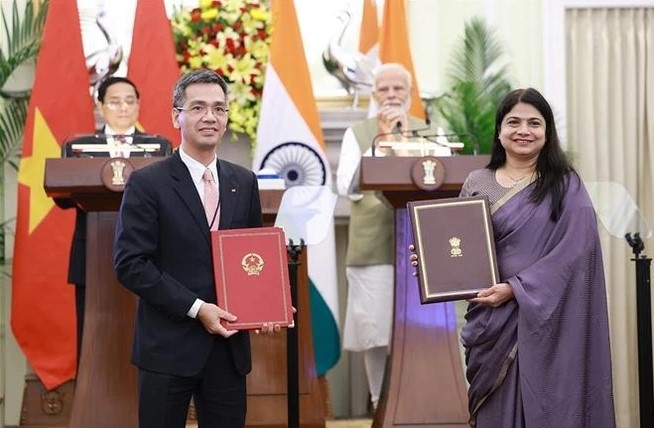PM Pham Minh Chinh and PM Narendra Modi witness the exchange of cooperation documents