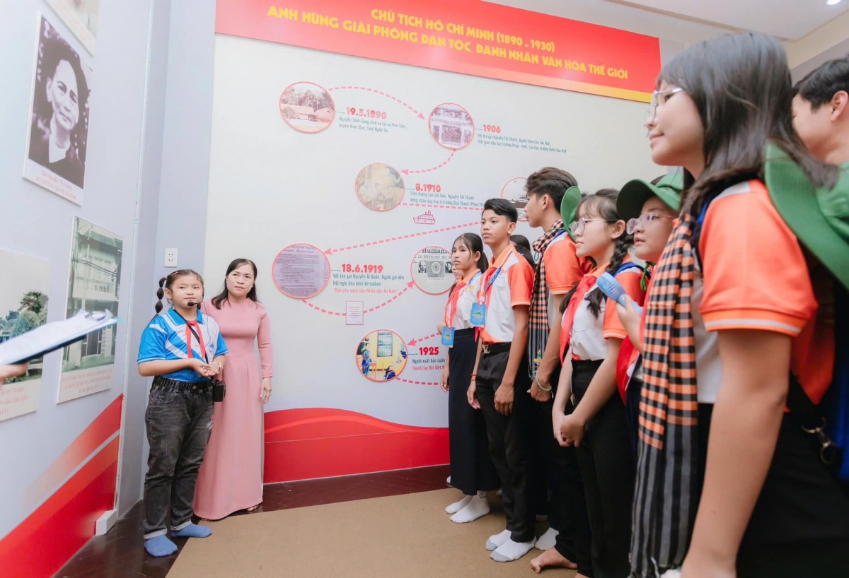 Delegates visit Ho Chi Minh Museum.
