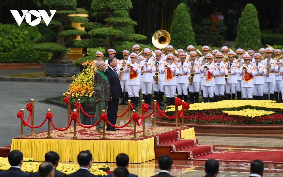 President To Lam invites his Timor-Leste counterpart José Ramos-Horta to step on the podium while military bands play the national anthems of both nations.