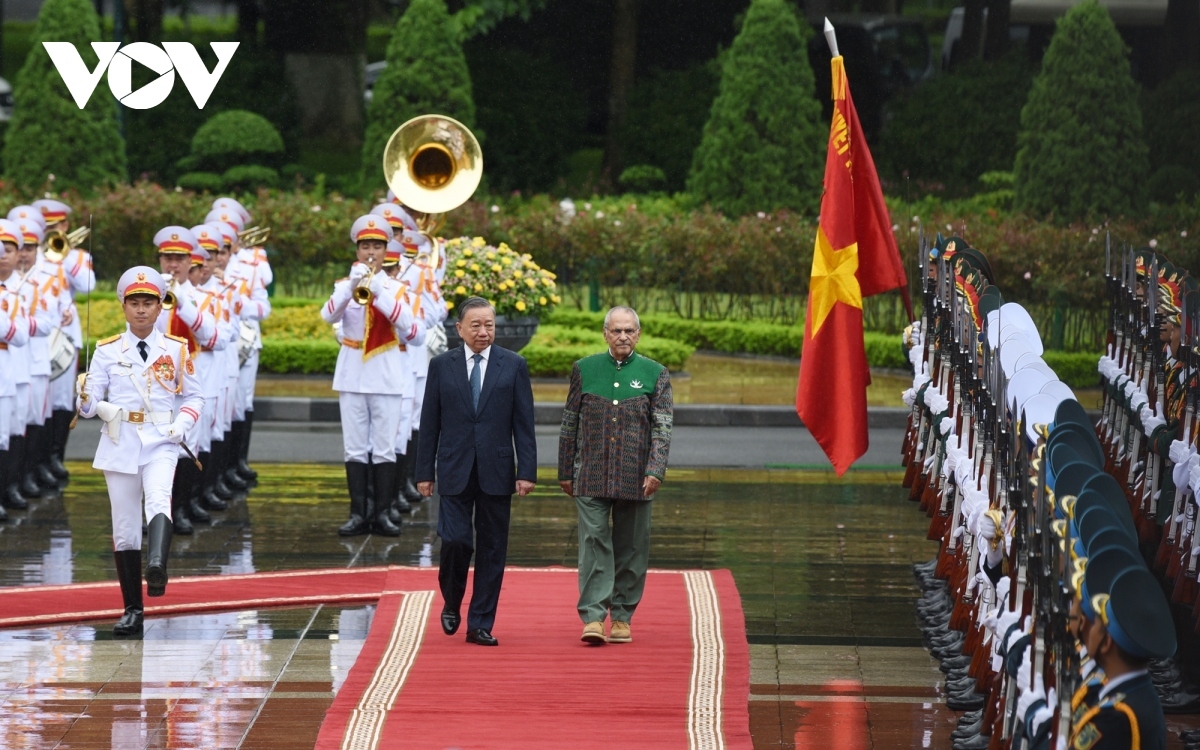 The two leaders review the guards of honour of the Vietnamese People's Army.