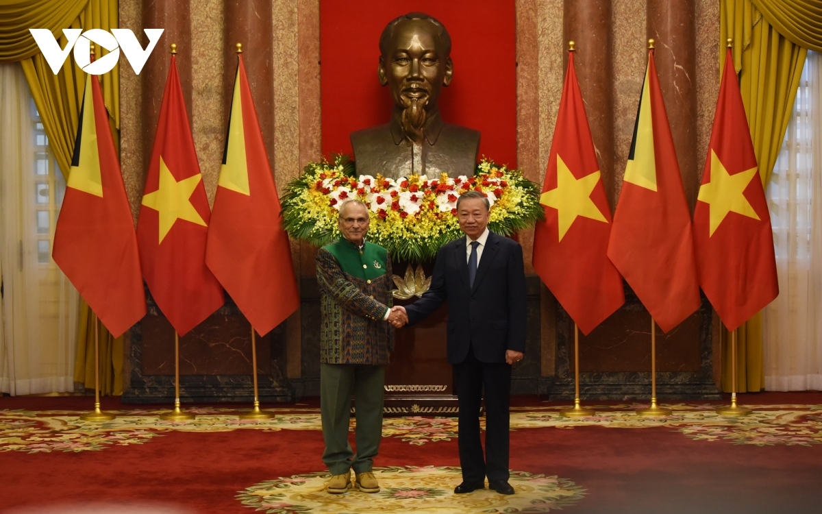 Immediately after the welcome ceremony, the two leaders hold talks.