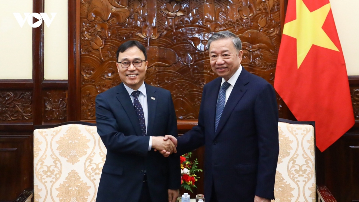 Vietnamese President To Lam (R) and RoK Ambassador Choi Young-sam during their meeting in Hanoi on August 2