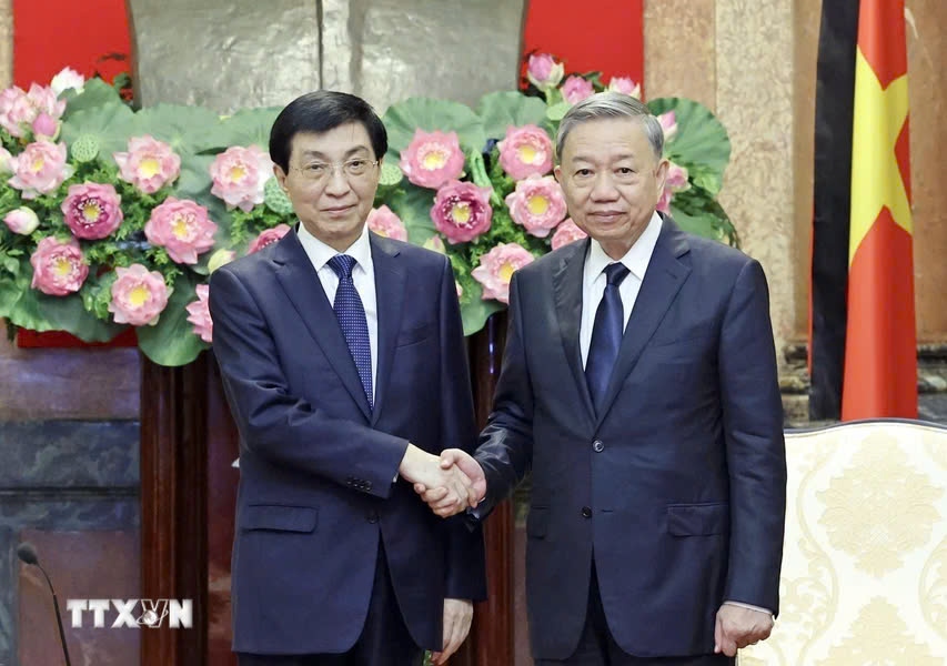 President To Lam (R) receives Chairman of the National Committee of the Chinese People’s Political Consultative Conference Wang Huning in Hanoi on July 25. (Photo: VNA)