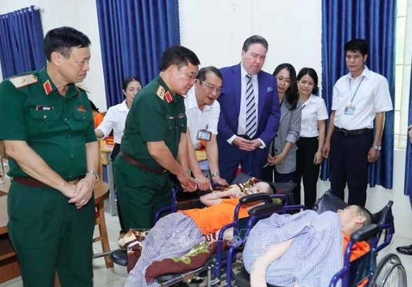 Delegates visits AO/dioxin victims