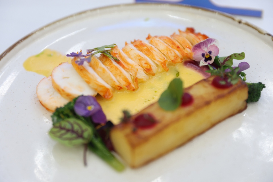 It will also create a golden opportunity for Cam Ranh, dubbed “a kingdom of lobsters”, to further promote domestic seafood consumption and exports to international markets, as well as boosting tourism through various unique and attractive activities taking place during the festival, according to Ngo Huu Hien, vice chairman of the Cam Ranh municipal administration.