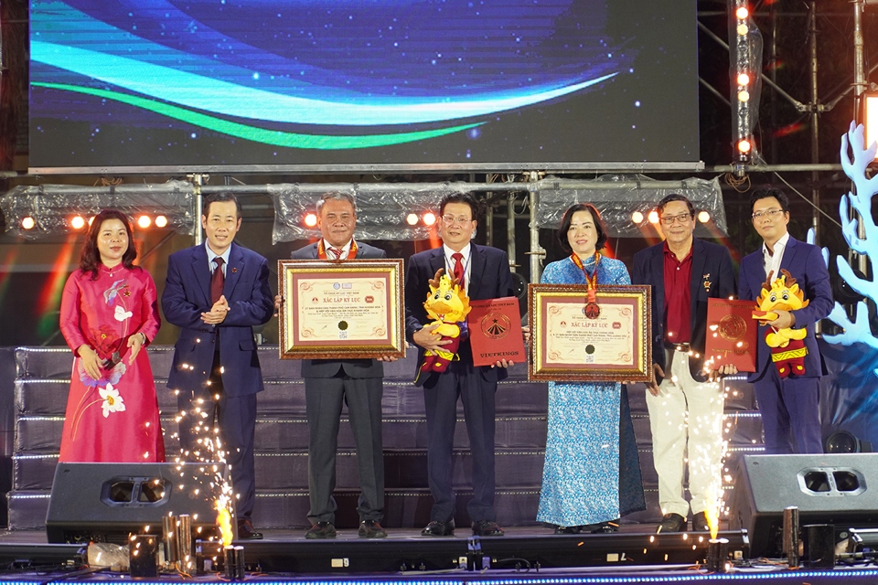 The Vietnam Records Organisation (VietKings) granted a certificate recognising 120 dishes made from Cam Ranh lobster, the largest of its kind in the nation.