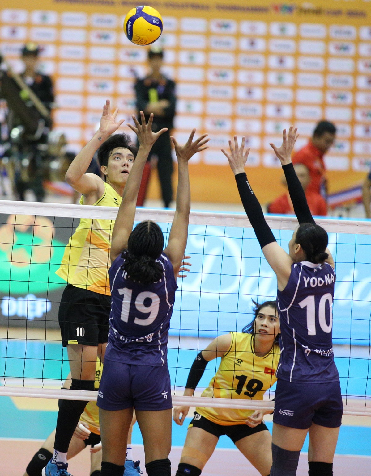 Korean rivals quickly dominate the third set which ends 25-16 in favour of Expressway club.