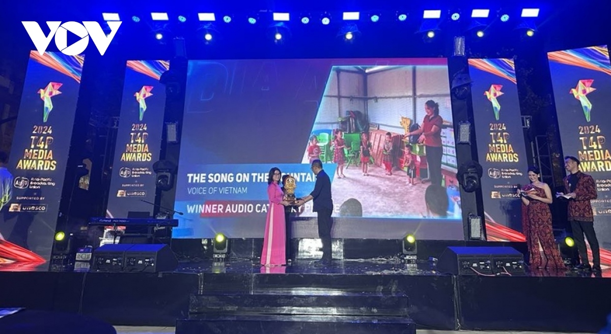 VOV representative receives the first prize in the People Audio Category